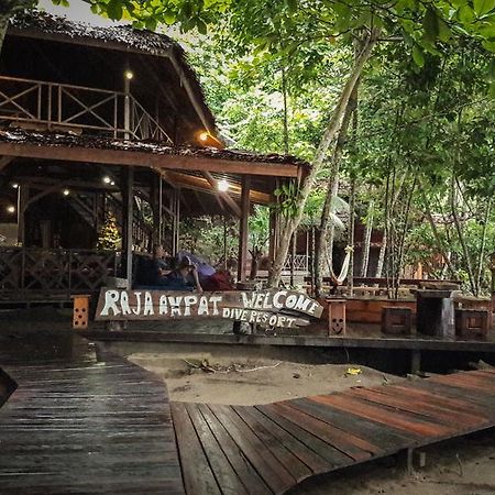 Raja Ampat Dive Resort Tapokreng Exteriör bild