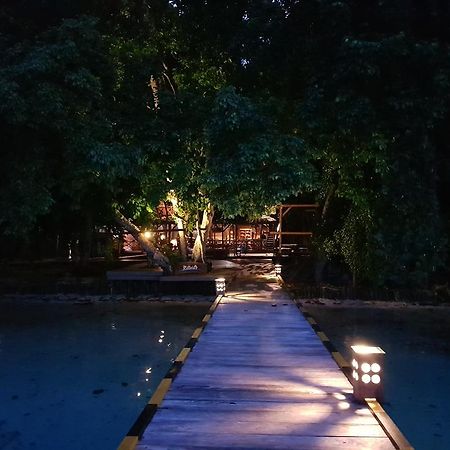 Raja Ampat Dive Resort Tapokreng Exteriör bild