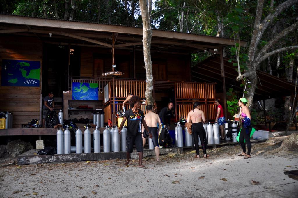 Raja Ampat Dive Resort Tapokreng Exteriör bild