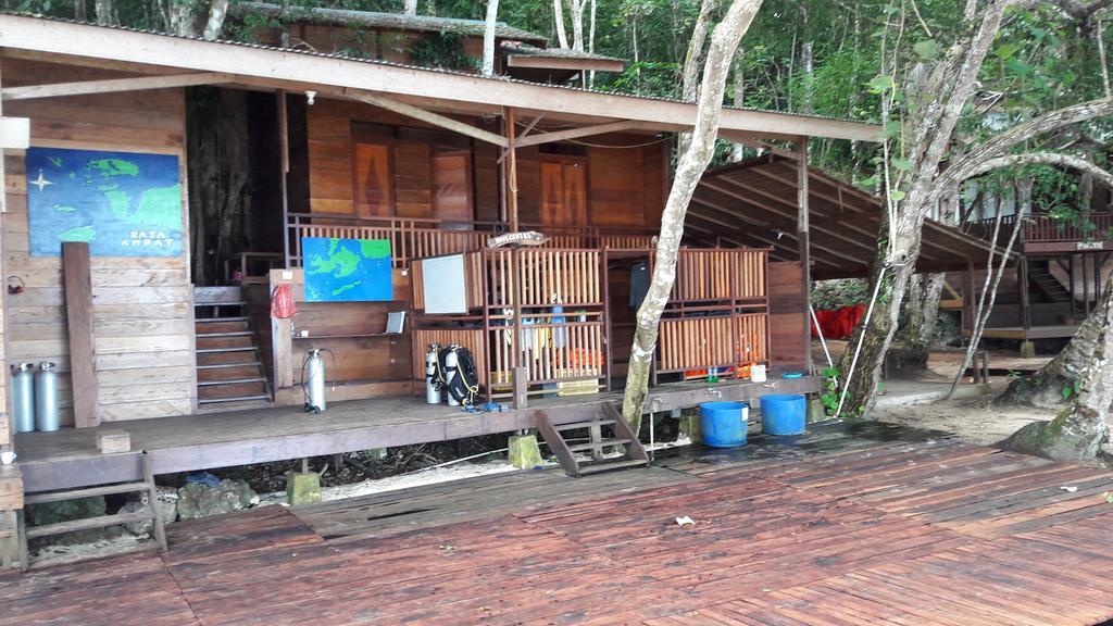 Raja Ampat Dive Resort Tapokreng Exteriör bild
